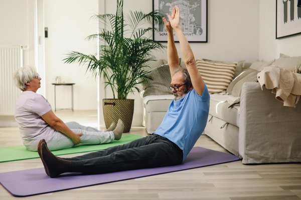 Yoga en groupe ou à la maison : quelles options pour les seniors